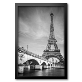 Francuska podróż. Czarno biała fotografia most i Wieża Eiffla
