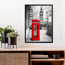 Obraz w ramie Czerwona budka telefoniczna w Londynie w odcieniach szarości