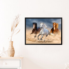 Obraz w ramie Trzy konie z długimi grzywami galopujące przez pustynię