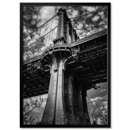 Plakat w ramie Czarno białe zdjęcie Manhattan Bridge nad East River w Nowym Jorku