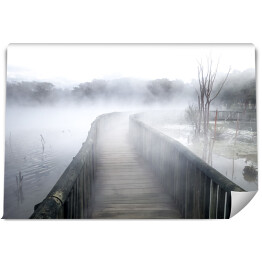 Fototapeta winylowa zmywalna Drewniany most na zamglonym jeziorze 