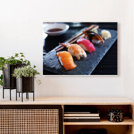 Obraz na płótnie Kolorowe sushi na desce