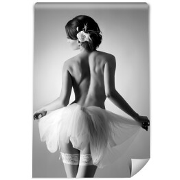 Młoda tancerka baletowa w białym ubraniu
