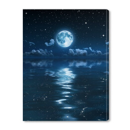 Księżyc i chmury w nocy odbijające się w morzu