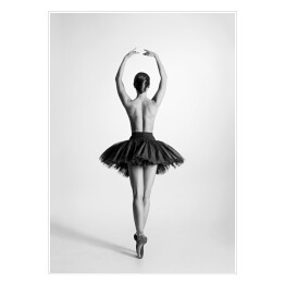 Baletnica topless w odcieniach szarości