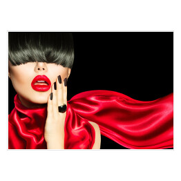 Kobieta z modną fryzurą, makijażem i manicure w czerwonym ubraniu