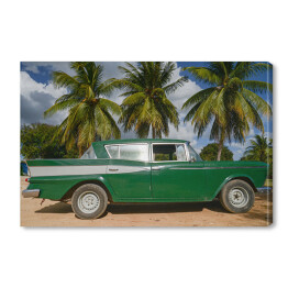 Zielony samochód na ulicy w Hawanie na Kubie