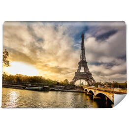 Wieża Eiffla, widok z łodzi na Sekwanie w Paryżu, Francja