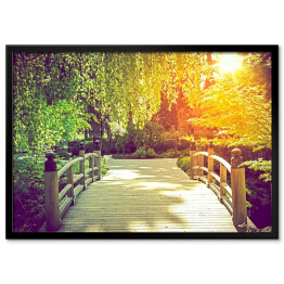 Drewniany, jasny most w parku w słoneczny dzień