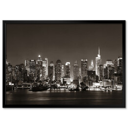Nocna panorama Manhattanu z wieżowcami od strony wybrzeża 