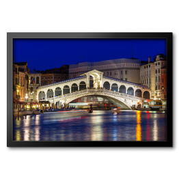 Nocny widok mostu Rialto i Wielkiego Kanału w Wenecji we Włoszech