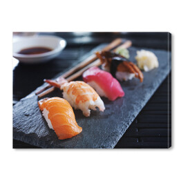 Kolorowe sushi na desce