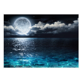 Romantyczna i malownicza panorama podczas pełni księżyca na morzu