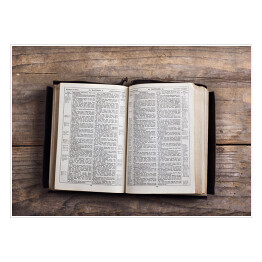 Biblia na drewnianym biurku