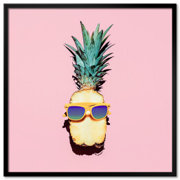 Ananas - hipster w okularach na różowym tle