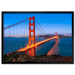 Golden Gate Bridge w San Fransisco w Kalifornii rozświetlone złotymi światłami
