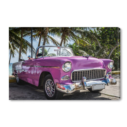 Różowy retro samochód przy tropikalnej plaży