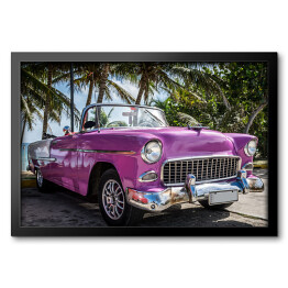 Różowy retro samochód przy tropikalnej plaży