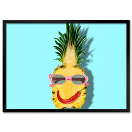 Uśmiechnięty ananas na niebieskim tle