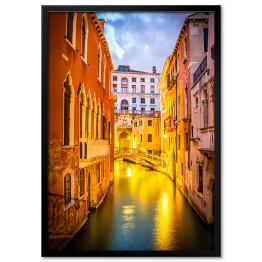 Wąski kanał nocą w Wenecji