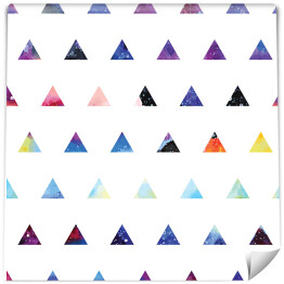Uporządkowane wzorzyste trójkąty na białym tle