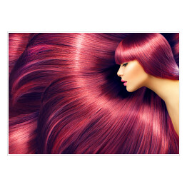 Kobieta z długimi czerwonymi włosami 