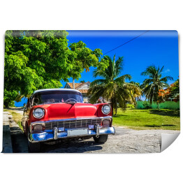 Czerwony amerykański klasyczny samochód na plaży, Hawana