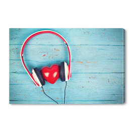 Serce wsłuchujące się w muzykę na tle z niebieskiego drewna