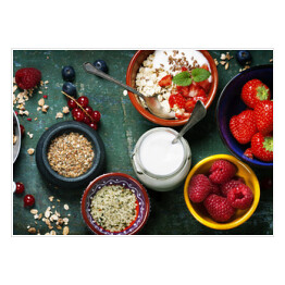 Zdrowe śniadanie - musli, jagody z jogurtem i nasiona