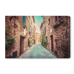 Wąska ulica w starym włoskim miasteczku Pienza, Toskania, Włochy