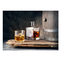 Szklanka whisky z karafką lodową i beczką