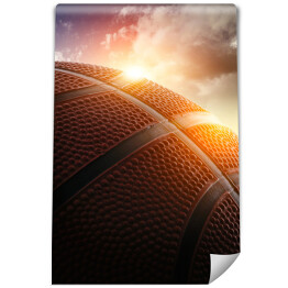 Piłka do koszykówki oświetlona zachodzącym słońcem