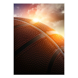 Piłka do koszykówki oświetlona zachodzącym słońcem