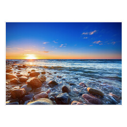 Zachód słońca nad Morzem Bałtyckim, kamienista plaża w Rozewiu