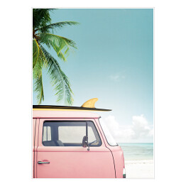 Vintage samochód zaparkowany na tropikalnej plaży (morze) z deską surfingową na dachu