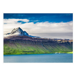 Powulkaniczna góra nad fjordami, Islandia