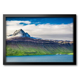 Powulkaniczna góra nad fjordami, Islandia