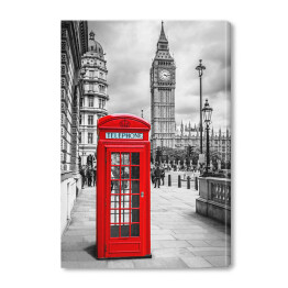 Czerwona budka telefoniczna w Londynie w odcieniach szarości