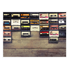 Audio kasety na drewnianym stole