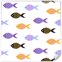 Wzorzyste kolorowe ryby w białym morzu