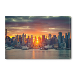 Chmurny wschód słońca nad Manhattanem, Nowy Jork