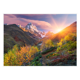 Jesienny krajobraz w górach o świcie