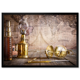 Lampa, kompas na drewnianym stole na tle mapy