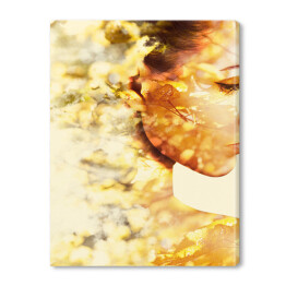 Podwójna ekspozycja - młoda kobieta i złote jesienne liście