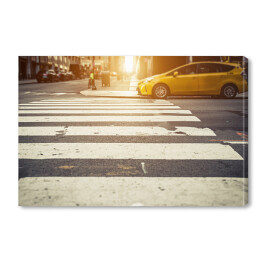 Przejście dla pieszych w Nowym Jorku z żółtą taksówką w oddali