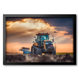 Traktor w polu podczas zachodu słońca