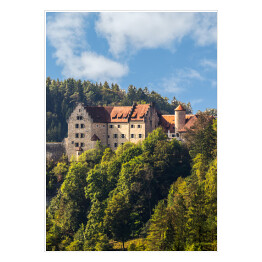 Zamek Rabenstein na tle wzgórza porośniętego drzewami