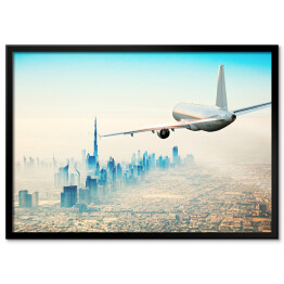 Samolot latający nad nowoczesnym miastem w jasnych barwach