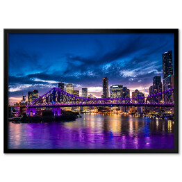 Panorama miasta Brisbane w Australii rozświetlona purpurowymi światłami
