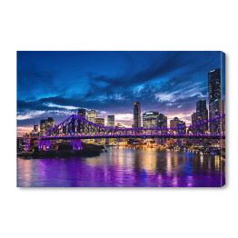 Panorama miasta Brisbane w Australii rozświetlona purpurowymi światłami